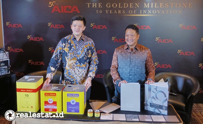 Managing Director PT Aica Indonesia, Dan Mashiki (kanan) dan Sales & Marketing Manager PT Aica Indonesia, Kevin Octavius memperkenalkan katalog dan produk baru saat press conference, Kamis, 11 Juli 2024. (Foto: Realestat.id)