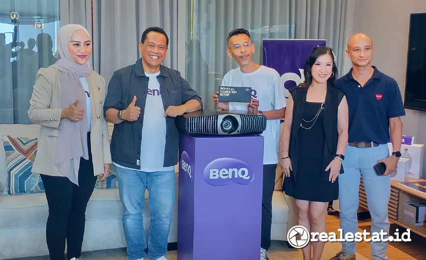 Dari kiri ke kanan: Erlina Dyah Listyowati, Business Development Manager Projector BenQ Indonesia; Andryanto C Wijaya, President Director BenQ Indonesia; Julian Chen selaku B2C Head BenQ Indonesia; beserta Imelda dan Mario dari MDI Audio saat peluncuran BenQ W5800 Home Cinema Projector di kawasan PIK 2, Jumat, 19 Juli 2024. (Foto: Dok. Realestat.id)