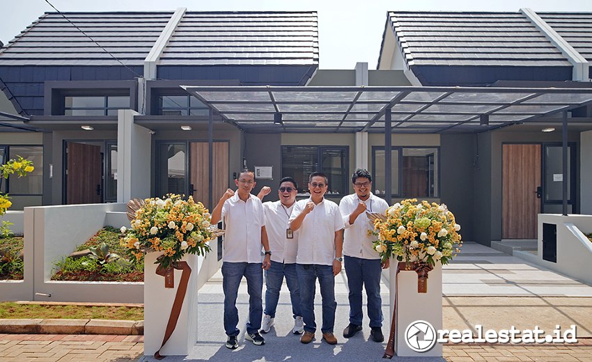 Gardens at Candi Sawangan meresmikan dua unit rumah contoh terbaru yang berlokasi
di Cluster Rivergate, Sabtu, 27 Juli 2024. Dari kiri ke
kanan: Aris Priyadi, Finance General Manager; Rifaldi, Sales Manager; Indra Bachtiar,
Direktur; dan Denny Yudanto, Vice General Manager Gardens at Candi Sawangan. (Foto: Istimewa) 