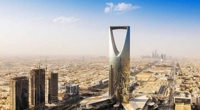 Kingdom Center Tower sebagai salah satu gedung tertinggi di dunia dan menjadi bangunan ikonik di Arab Saudi. (Sumber: Architec Magazine)