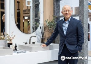 Marketing Director COTTO Thailand, Somkul Boonma saat memperkenalkan QUIL Collection sebagai salah satu produk sanitary unggulan. (Sumber: COTTO)