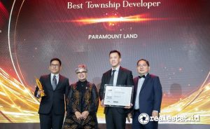 M. Nawawi, Presiden Direktur Paramount Land (kiri) saat menerima Penghargaan PropertyGuru Indonesia Property Awards 2024, didampingi oleh Chrissandy Dave, Executive Director Marketing & Sales Paramount Land (kedua dari kanan) dan Ferry John, VP Sales Paramount Land (kanan). 