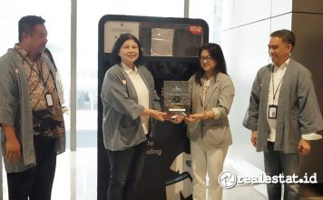 Penerimaan Plakat Kontribusi 1 Ton Fabric Waste dari EcoTouch ke Astra Property dalam kampanye Earth Live Matters-RealEstat.id