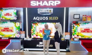 Konsultan Sharp sedang menjelaskan promo Sharp Funtastic kepada pelanggan. (Foto: Dok. Sharp)