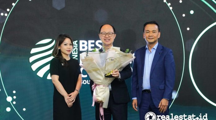 Simbolis penyerahan penghargaan Indonesia's Best Managed Companies dari Deloitte Indonesia kepada PT Aspirasi Hidup Indonesia Tbk realestat.id dok