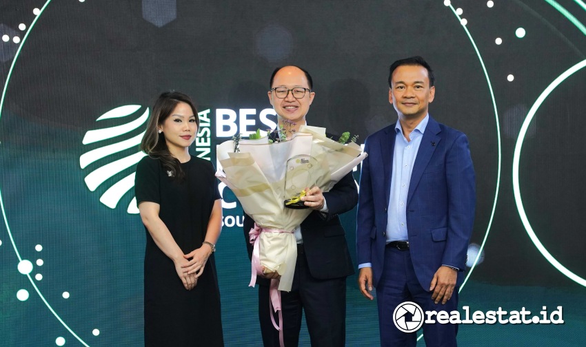 Simbolis penyerahan penghargaan Indonesia's Best Managed Companies dari Deloitte Indonesia kepada PT Aspirasi Hidup Indonesia Tbk. (Foto: Istimewa) 