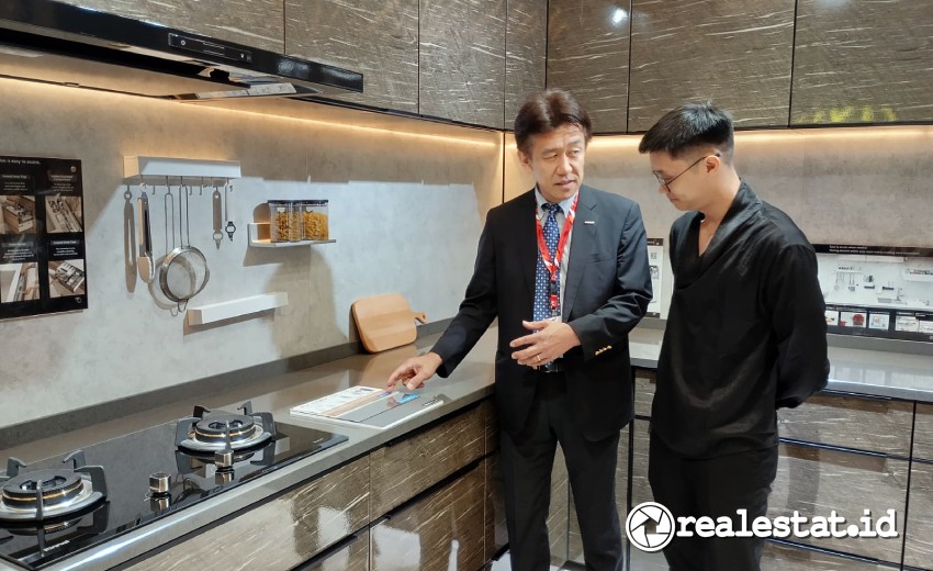 General Manager Overseas Business Strategy Office Takara Standard, Toichi Ishiyama (kiri) menjelaskan keunggulan produk enamel HORO di ajang IndoBuildTech, Rabu, 7 Agustus 2024. (Foto: Realestat.id)