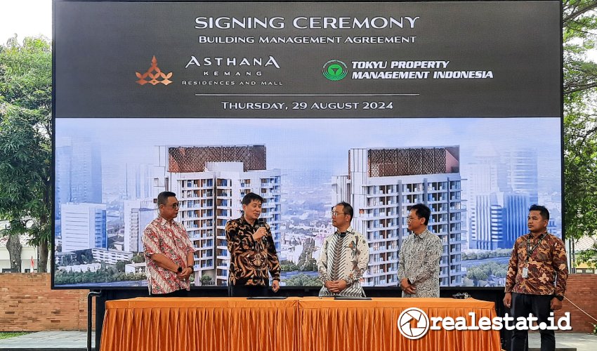 Thomas Go, Direktur PT Sintesis Kreasi Bersama dalam penandatangan kerjasama antara Asthana Kemang dengan Tokyu Property Management Indonesia-RealEstat.id-Adhitya Putra