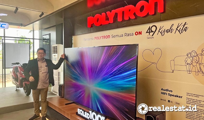 Commercial Director POLYTRON, Tekno Wibowo menunjukan TV EQLED 100 inci-RealEstat.id