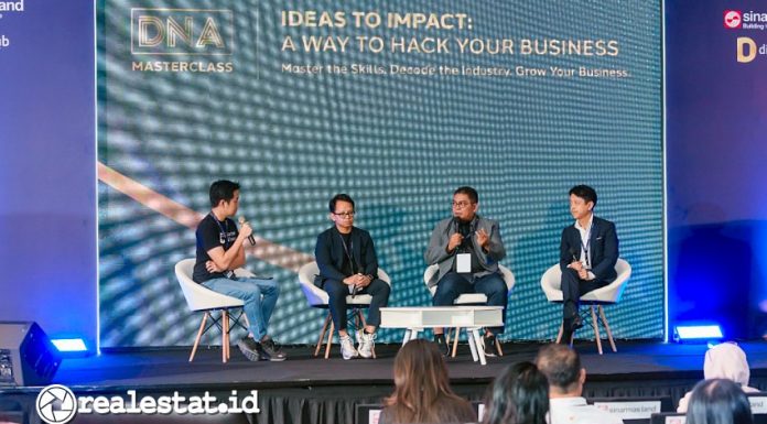 Dari kiri ke kanan: Enrico Lukman (Co-Founder C2 Media), Irzan Raditya (CEO Kata.ai), Irvan Yasni (CEO Technology Advisory and Business Sinar Mas Land), dan Joji Yamamoto (President Director of NEC Indonesia) dalam sesi diskusi panel bertajuk “Ethics in AI: Balancing Innovation Business Operations with Responsibility”, pada Kamis (15/08) lalu di Nusantara Hall 1, ICE BSD City.