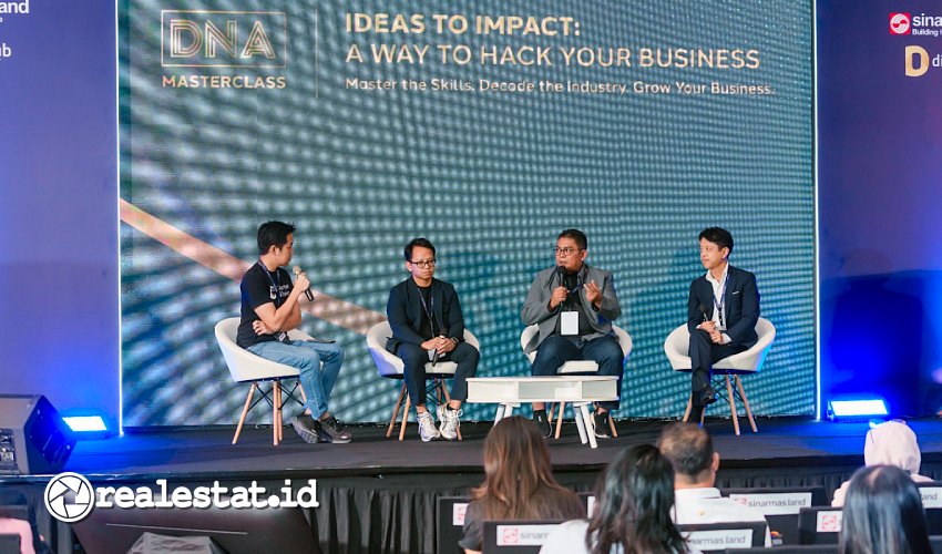 Dari kiri ke kanan: Enrico Lukman (Co-Founder C2 Media), Irzan Raditya (CEO Kata.ai), Irvan Yasni (CEO Technology Advisory and Business Sinar Mas Land), dan Joji Yamamoto (President Director of NEC Indonesia) dalam sesi diskusi panel bertajuk “Ethics in AI: Balancing Innovation Business Operations with Responsibility”, pada Kamis (15/08) lalu di Nusantara Hall 1, ICE BSD City.