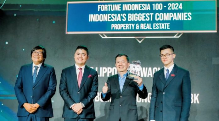 Sinar Mas Land melalui PT Bumi Serpong Damai Tbk (BSDE) meraih penghargaan bergengsi di ajang FORTUNE Indonesia 100 Gala pada kategori ‘Indonesia’s Biggest Companies Property & Real Estate’. Penghargaan diterima Herry Hendarta, Deputy Group CEO Strategic Development and Assets Sinar Mas Land, Jumat 6 September 2024. (Foto: Istimewa)