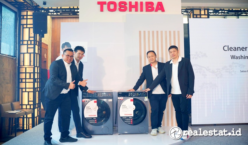 Dari kiri ke kanan: Arman Zendrato, Product Manager of washing machine toshiba lifestyle Indonesia; Toby Xiao, Lead Overseas Asean Sales Manager Toshiba; Antonius Widjaja, 
Head of Product Division Toshiba Lifestyle Indonesia; dan Eric Darudana Rhanuwijaya, 
Sales Head of Home Appliances Toshiba Lifestyle Indonesia saat peluncuran produk mesin cuci Toshiba, Jumat, 13 September 2024. (Foto: Istimewa) 