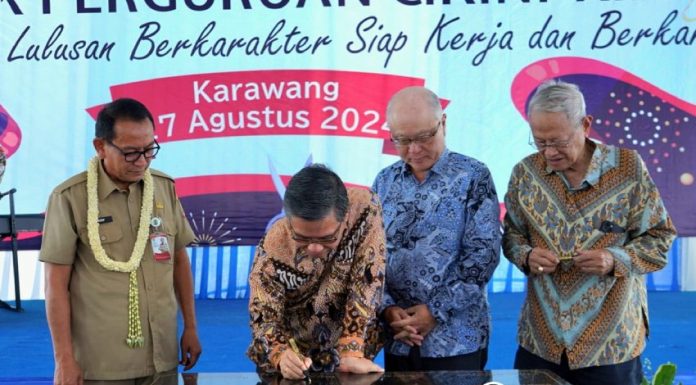 Dari kiri ke kanan: Arif Bijaksana Maryugo (Asisten Daerah Bidang Perekonomian dan Pembangunan Pemerintah Kabupaten Karawang), Sanny Iskandar (Direktur KIIC yang juga sebagai Advisor Chairman Office Sinar Mas Land), Takashi Ogata (Presiden Direktur KIIC), dan Budiono Kartohadiprodjo (Ketua Pengurus Yayasan Perguruan Cikini) meresmikan gedung SMK Perguruan Cikini-KIIC dengan penandatanganan prasasti, pada (27/08) lalu di Jalan Permata IV, KIIC, Karawang.