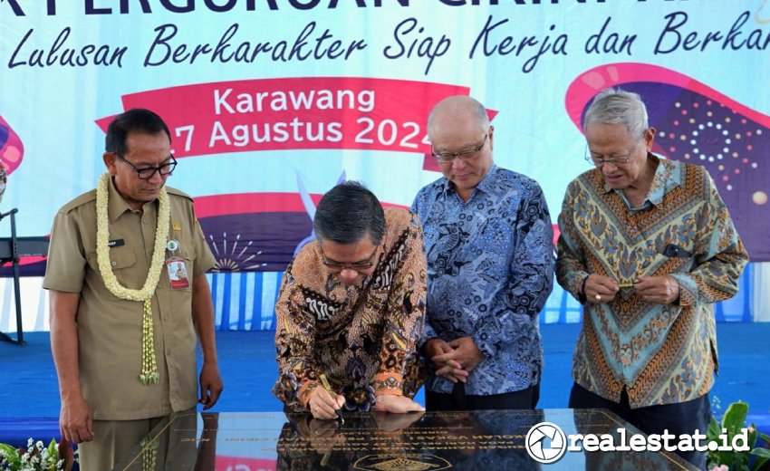 Dari kiri ke kanan: Arif Bijaksana Maryugo (Asisten Daerah Bidang Perekonomian dan Pembangunan Pemerintah Kabupaten Karawang), Sanny Iskandar (Direktur KIIC yang juga sebagai Advisor Chairman Office Sinar Mas Land), Takashi Ogata (Presiden Direktur KIIC), dan Budiono Kartohadiprodjo (Ketua Pengurus Yayasan Perguruan Cikini) meresmikan gedung SMK Perguruan Cikini-KIIC dengan penandatanganan prasasti, pada (27/08) lalu di Jalan Permata IV, KIIC, Karawang.