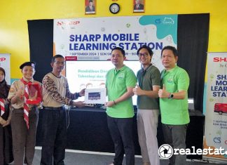 Perwakilan Sharp memberikan 1 unit produk Sharp smart TV dan plakat kepada sekolah SDN Sindangsari di acara Sharp Mobile Learning Station 2024 Realestat.id dok