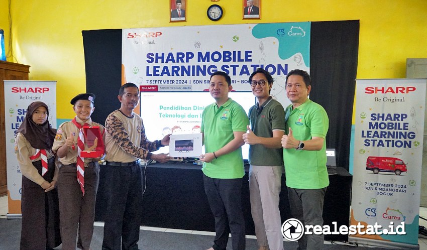 Perwakilan Sharp memberikan 1 unit produk Sharp smart TV dan plakat kepada sekolah SDN Sindangsari di acara Sharp Mobile Learning Station (Foto: Dok. SEID)