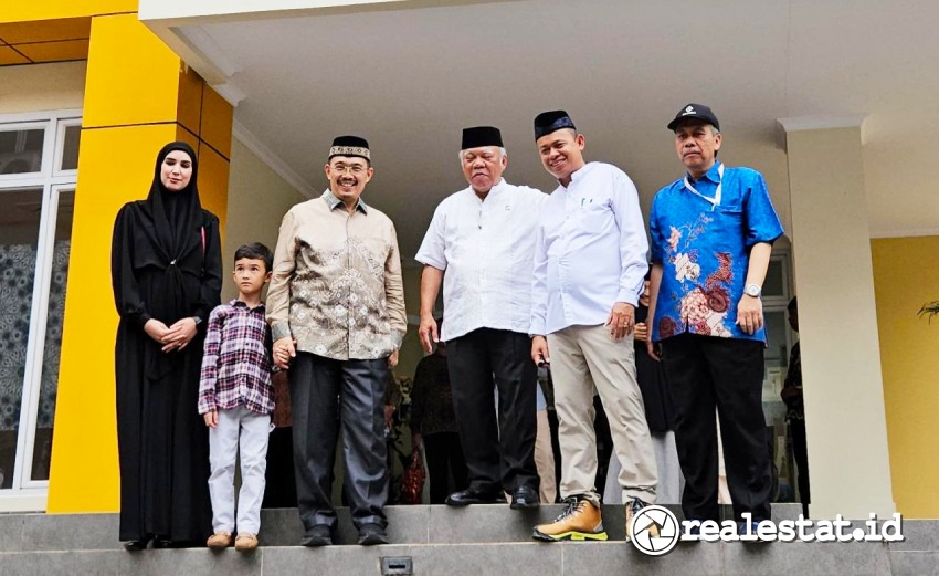 Menteri PUPR, Basuki Hadimuljono (ketiga dari kanan) meresmikan Rusun Mahasiswa Institut Tazkia Bogor. (Foto: Mr. Risbul, Kementerian PUPR) 