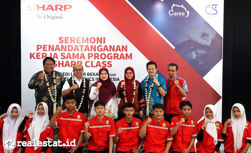 Perwakilan Sharp Indonesia bersama perwakilan SMK Boedi Luhur Bekasi dan Perwakilan Dinas Pendidikan Provinsi Jawa Barat Wilayah III melakukan sesi foto di akhir acara MoU Program Sharp Class. (Foto: Istimewa)