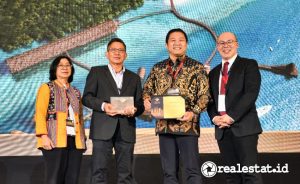 Nicholas Hum, Managing Director Vasanta Group (kedua dari kanan) bersama Pieter Sanjaya, General Manager Emerging Markets of BCI Central dalam ajang BCI Indonesia Award 2024. Dalam gelaran ini, Vasanta memenangi Penghargaan Top Developer di Indonesia. (Foto: Istimewa)