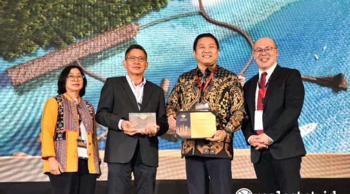 Nicholas Hum, Managing Director Vasanta Group (kedua dari kanan) bersama Pieter Sanjaya, General Manager Emerging Markets of BCI Central dalam ajang BCI Indonesia Award 2024. Dalam gelaran ini, Vasanta memenangi Penghargaan Top Developer di Indonesia. (Foto: Istimewa)