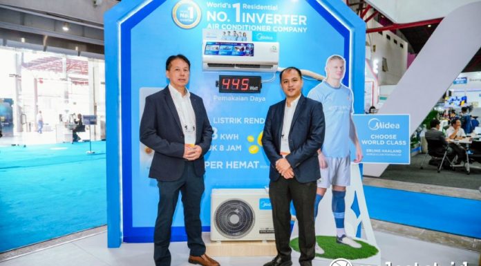 Agusdin Lung, Head of Sales Residential Air Conditioner (kiri) dan Stephen Lenggano, Head of Sales Midea Building Technology di sela ajang Pameran RHVAC. (Foto: Istimewa)