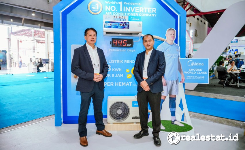 Agusdin Lung, Head of Sales Residential Air Conditioner (kiri) dan Stephen Lenggano, Head of Sales Midea Building Technology di sela ajang Pameran RHVAC. (Foto: Istimewa)