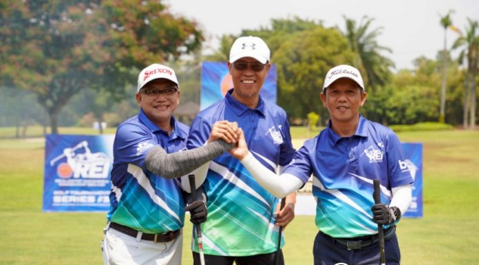 Ketua Komisariat REI Bekasi, H. Curahman (tengah) saat pembukaan Turnamen Golf, Rabu, 18 September 2024. (Foto: Istimewa)