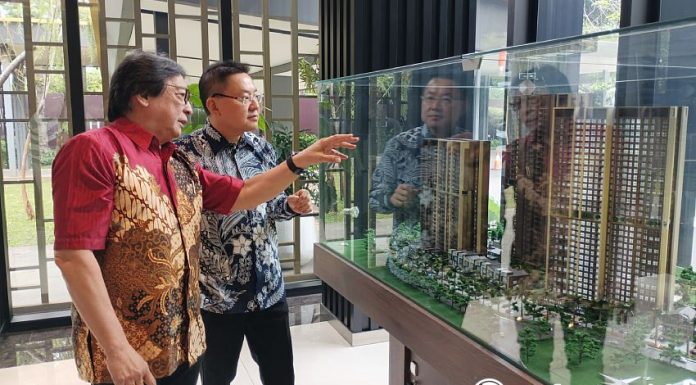 Alvin Andronicus, Chief Marketing Officer EleVee Condominium (kiri) bersama Darmadi Darmawangsa, Presiden Direktur ERA Indonesia di depan maket Elevee Condonimium. (Foto: Realestat.id)