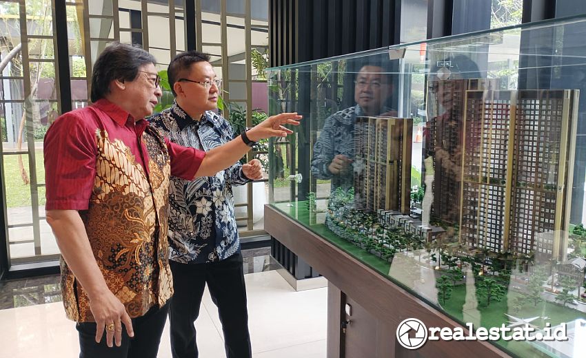 Alvin Andronicus, Chief Marketing Officer EleVee Condominium (kiri) bersama Darmadi Darmawangsa, Presiden Direktur ERA Indonesia di depan maket Elevee Condonimium. (Foto: Realestat.id)