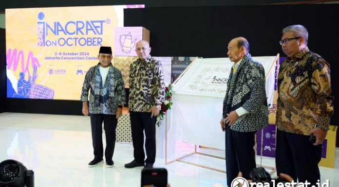  Menteri Koperasi dan Usaha Kecil dan Menengah Republik Indonesia, Teten Masduki (kedua dari kiri) saat pembukaan INACRAFT On October, Rabu, 2 Oktober 2024. (Foto: Istimewa) 