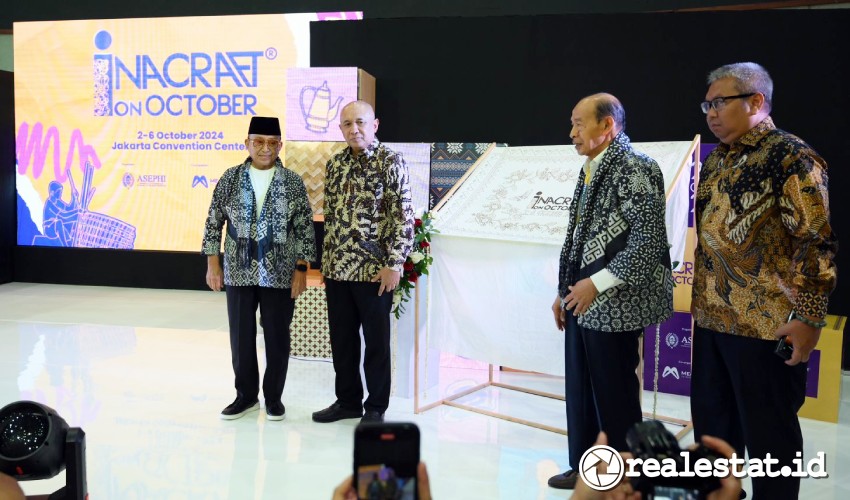  Menteri Koperasi dan Usaha Kecil dan Menengah Republik Indonesia, Teten Masduki (kedua dari kiri) saat pembukaan INACRAFT On October, Rabu, 2 Oktober 2024. (Foto: Istimewa) 