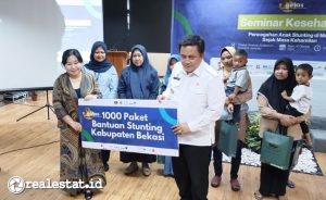 Penyerahan secara simbolis 1.000 paket bantuan stunting dari Vega Violetta Puspa, Direktur PT Jababeka Infrastruktur (kiri) kepada Dedy Supriyadi selaku PJ Bupati Bekasi, di sela peluncuran Program Getas (Gerakan Sehat Atasi Stunting) di President University, Jababeka Cikarang, Rabu, 16 Oktober 2024. (Foto: Realestat.id) 