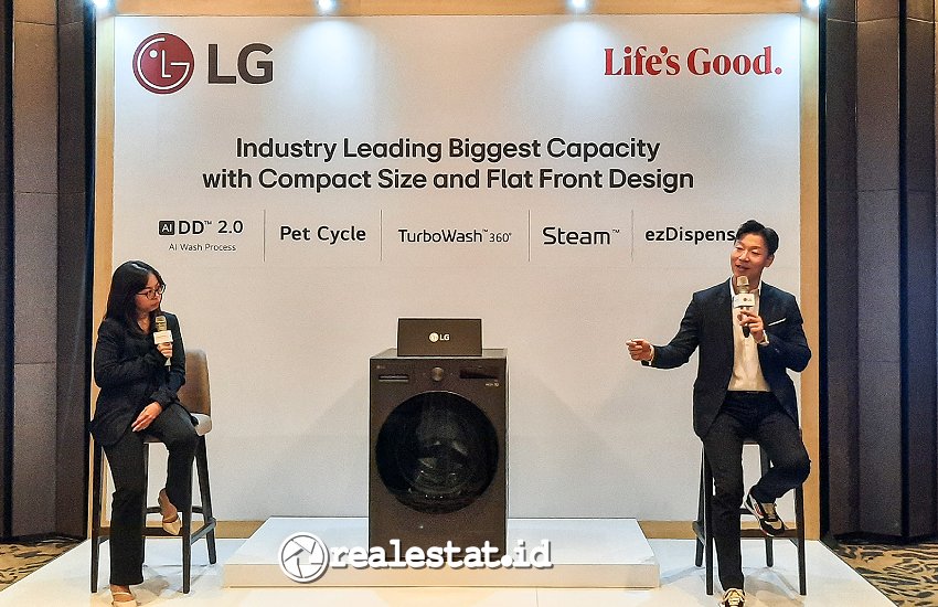 Jay Jang, Marketing and Relations Director LG Electronics Indonesia menerangkan kelebihan dari Washing Machine front loading AI DD 2.0 terbaru, Selasa (22/10/2024) di Jakarta. (Foto: RealEstat.id/Adhitya Putra)