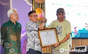 Direktur Jenderal Perumahan Kementerian PUPR, Iwan Suprijanto (kanan) menyerahkan penghargaan kepada mitra kerja bidang perumahan. (Foto: Kementerian PUPR) 