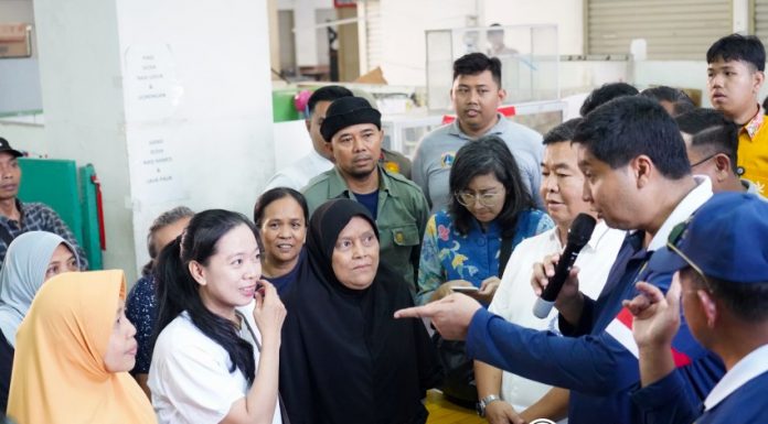 Menteri PKP, Maruarar Sirait (kanan) berbincang dengan penghuni Rusun Pasar Rumput, Ahad, 27 Oktober 2024 (Foto: dok. Kementerian PKP)