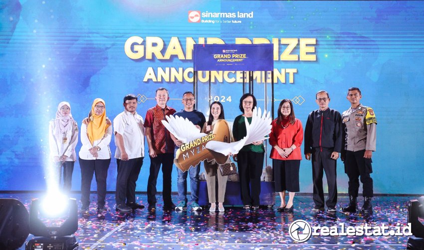 Jajaran Direksi Sinar Mas Land yang disaksikan perwakilan Kementerian Sosial RI, Dinas Sosial Kabupaten Tangerang/Banten, Notaris, dan Kepolisian memberikan hadiah utama berupa 1 unit Myza Flat-House BSD City kepada Ila Tartila, pemenang yang telah membeli rumah di Atherton, Kota Wisata pada program Infinite Living Periode I. Pengundian grand prize ini dilakukan pada Rabu (28/08/2024) lalu di Indonesia Convention Exhibition (ICE), BSD City.