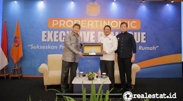 Ketua Umum DPP REI, Joko Suranto memberikan plakat penghargaan kepada Ketua Satuan Tugas (Satgas) Perumahan, Hashim S. Djojohadikusumo dalam acara bertajuk Propertinomic Executive Dialogue, Kamis (10/10/2024) di Grand Sahid Jaya, Jakarta. (Sumber: REI)