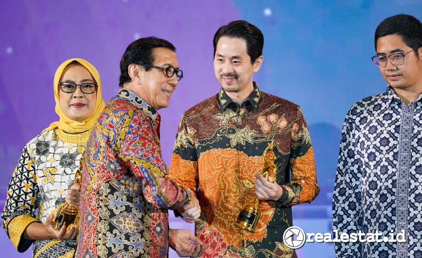 Ketua Dewan Pembina Media Nawacita Indonesia Yasonna H. Laoly menyerahkan penghargaan Nawacita Award 2024 Kategori "Pembangunan Berwawasan Lingkungan" kepada Direktur Marketing PT Sentul City Tbk, Timotius Thendean. (Foto: Istimewa)