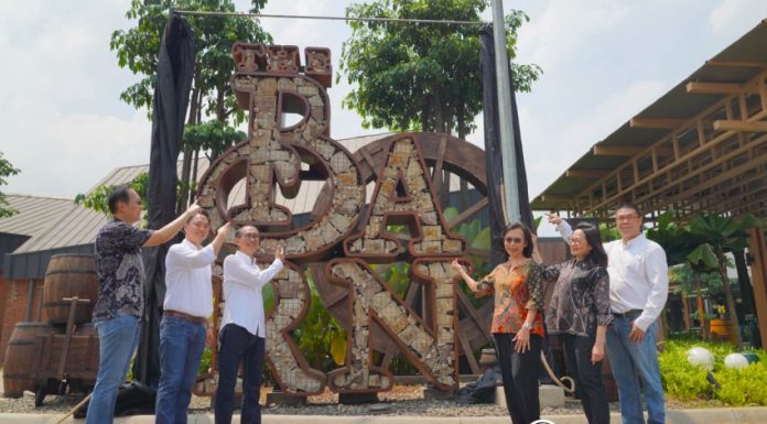 Dari kiri ke kanan: Eric Wijaya (Direktur Dwijaya Karya), bersama James Wijaya (Direktur PT Sinar Sinergi Propertindo), ⁠Herry Santoso (CEO Lifestyle Business Sinar Mas Land), ⁠Monik William (Deputy Group CEO Township Development Sinar Mas Land), ⁠Anna Budiman (CEO Commercial BSD Sinar Mas Land), dan Irwan Setiadi (AVP Lifestyle  Business Sinar Mas Land) dalam acara soft launching The Barn, BSD City, Kamis, 10 Oktober 2024. (Foto: Dok. Sinar Mas Land) 