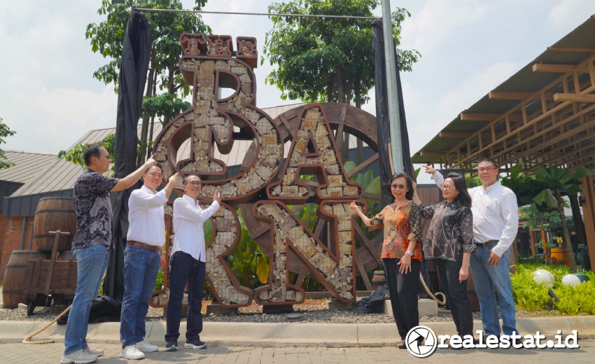 Dari kiri ke kanan: Eric Wijaya (Direktur Dwijaya Karya), bersama James Wijaya (Direktur PT Sinar Sinergi Propertindo), ⁠Herry Santoso (CEO Lifestyle Business Sinar Mas Land), ⁠Monik William (Deputy Group CEO Township Development Sinar Mas Land), ⁠Anna Budiman (CEO Commercial BSD Sinar Mas Land), dan Irwan Setiadi (AVP Lifestyle  Business Sinar Mas Land) dalam acara soft launching The Barn, BSD City, Kamis, 10 Oktober 2024. (Foto: Dok. Sinar Mas Land) 