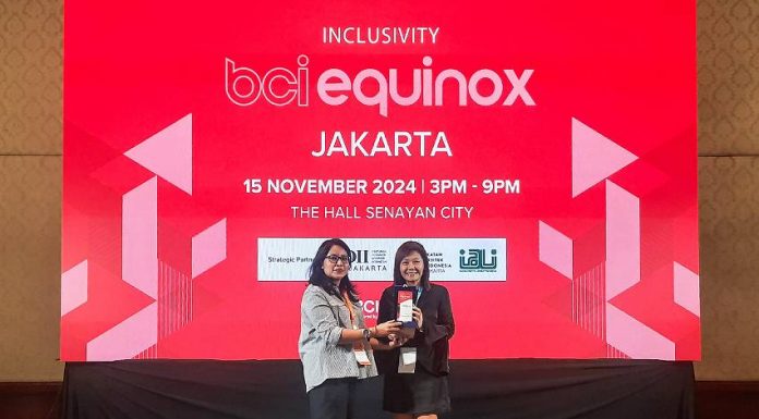 Head of Strategic Partnership & Events BCI Central, Sally Keng saat memberikan plakat kepada Ketua Himpunan Desainer Interior Indonesia (HDII) Jakarta, Ranu Scarvia, dalam acara BCI Equinox, Jumat (15/11/2024) di The Hall Senayan City, Jakarta. (Foto: RealEstat.id/Adhitya Putra)