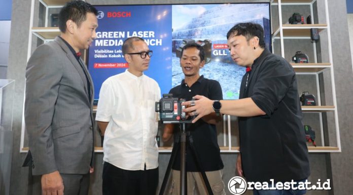 Peluncuran perangkat laser garis (line levelling) Bosch GLL 18V-120-33 CG yang ditenagai baterai berdaya 18V, pada Kamis (07/11/2024). Perangkat ini diklaim akurat dalam ruangan dengan memberikan visibilitas garis yang lebih baik. (Sumber: Bosch Indonesia)