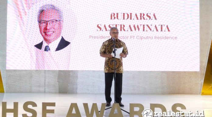 Presiden Direktur PT Ciputra Residence, Budiarsa Sastrawinata saat memberi sambutan di ajang Health, Safety & Environment (HSE) Awards 2024, Selasa, 26 November 2024. (Foto: Dok. Ciputra Residence) 