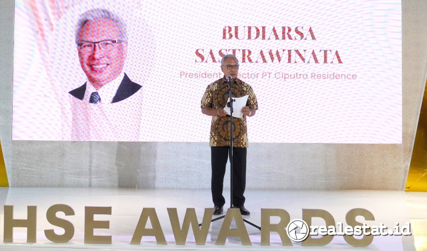 Presiden Direktur PT Ciputra Residence, Budiarsa Sastrawinata saat memberi sambutan di ajang Health, Safety & Environment (HSE) Awards 2024, Selasa, 26 November 2024. (Foto: Dok. Ciputra Residence) 