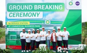 Dari kiri ke kanan:  Maulina Novriani (Direktur Operasional BP-AKR), Sherly Najoan (Direktur PT Sinar Energi Indah Nusantara), Anna Budiman (CEO Commercial BSD Sinar Mas Land), Monik William (Deputy Group CEO Township Development Sinar Mas Land), Surya Adil Wijaya (Direktur Utama PT Goldtree Energi Berjaya), Vanda Laura (Presiden Direktur BP-AKR), Lie Jani Harjanto (Group CFO Sinar Mas Land), Roy Darmawan (Wakil Presiden Direktur BP-AKR), dan Kiem An Andy (Direktur PT Goldtree Energi Berjaya) berfoto bersama dalam acara Groundbreaking Ceremony “Pembangunan SPBU bp Pertama di BSD City”, Senin, 11 November 2024. (Foto: Istimewa)