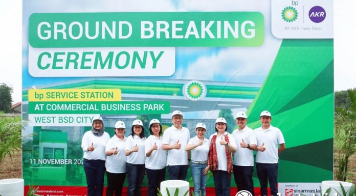 Dari kiri ke kanan:  Maulina Novriani (Direktur Operasional BP-AKR), Sherly Najoan (Direktur PT Sinar Energi Indah Nusantara), Anna Budiman (CEO Commercial BSD Sinar Mas Land), Monik William (Deputy Group CEO Township Development Sinar Mas Land), Surya Adil Wijaya (Direktur Utama PT Goldtree Energi Berjaya), Vanda Laura (Presiden Direktur BP-AKR), Lie Jani Harjanto (Group CFO Sinar Mas Land), Roy Darmawan (Wakil Presiden Direktur BP-AKR), dan Kiem An Andy (Direktur PT Goldtree Energi Berjaya) berfoto bersama dalam acara Groundbreaking Ceremony “Pembangunan SPBU bp Pertama di BSD City”, Senin, 11 November 2024. (Foto: Istimewa)