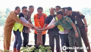 Jajaran direksi Kota Deltamas, pejabat pemerintahan Kabupaten Karawang dan Kabupaten Bekasi melakukan seremoni dimulainya proyek kerja sama pembangunan jembatan serta jalan penghubung antara Boulevard Ganesha di Kota Deltamas, Kabupaten Bekasi dengan Desa Wanasari, Kecamatan Telukjambe Barat, Kabupaten Karawang. (Foto: Istimewa)