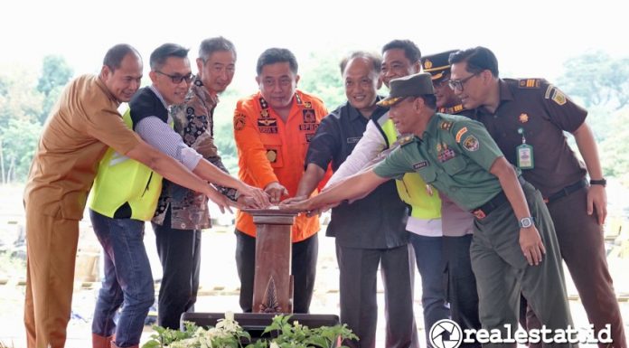 Jajaran direksi Kota Deltamas, pejabat pemerintahan Kabupaten Karawang dan Kabupaten Bekasi melakukan seremoni dimulainya proyek kerja sama pembangunan jembatan serta jalan penghubung antara Boulevard Ganesha di Kota Deltamas, Kabupaten Bekasi dengan Desa Wanasari, Kecamatan Telukjambe Barat, Kabupaten Karawang. (Foto: Istimewa)