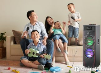 Keluarga sedang menikmati kebersamaan dengan berkaraoke bersama dengan menggunakan audio speaker dari Sharp realestat.id dok